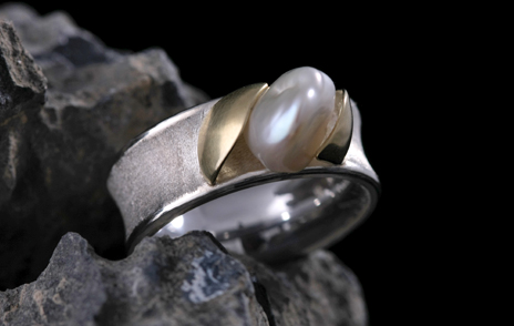 Ring mit weißer Perle