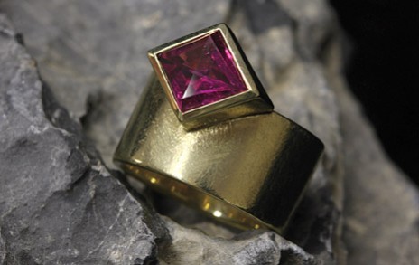 Ring mit pinkem Stein